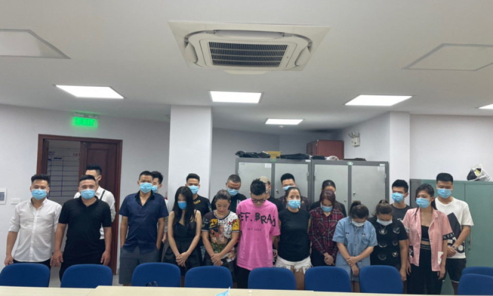 Xử lý 19 thanh niên ôm bình khí cười “bay lắc” trong quán karaoke
