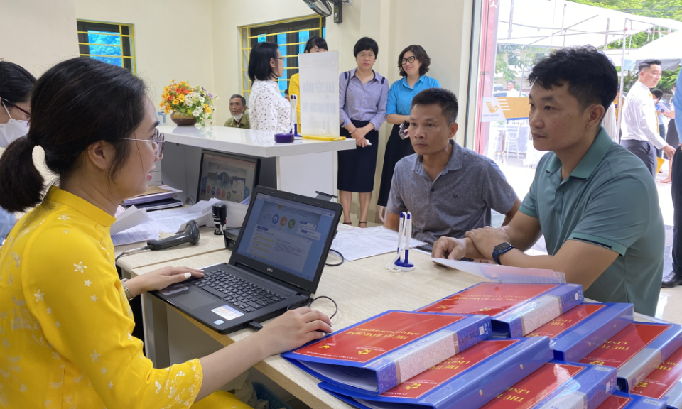 Ha Long city launched pilot program on handling administrative procedures at post offices