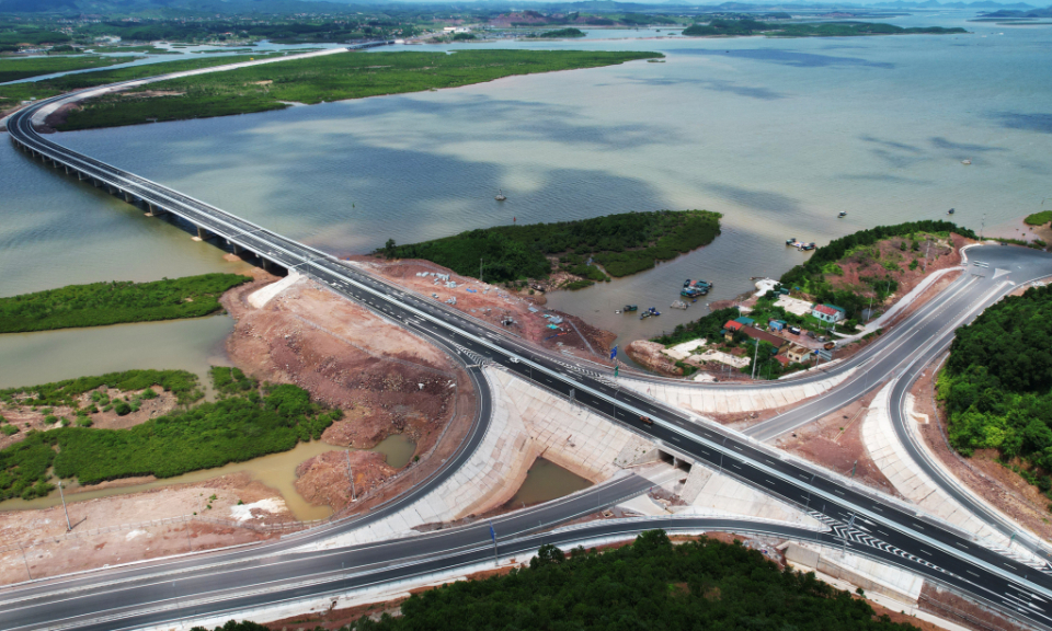 云屯—芒街高速公路项目建设：同心克万难