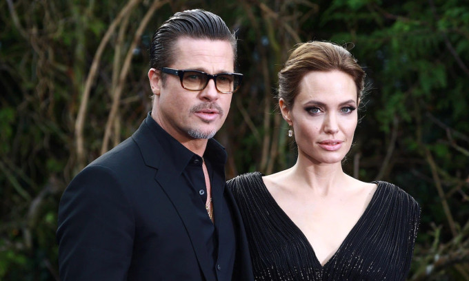Vụ xô xát giữa Brad Pitt và Jolie trên máy bay được hé lộ