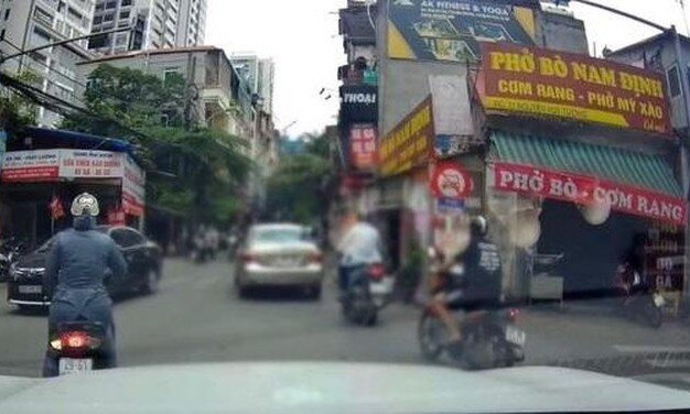 Tài xế ô tô ngỡ ngàng ký biên bản phạt nguội từ hình ảnh người dân cung cấp