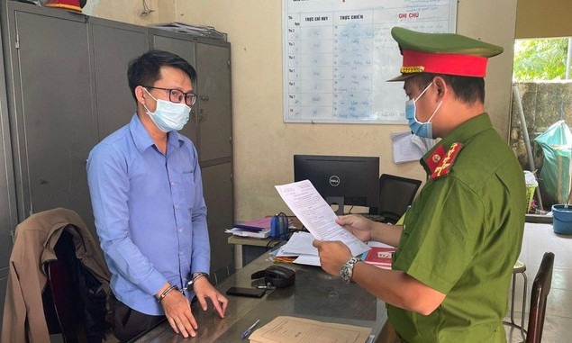 Nhân viên ngân hàng hướng dẫn dân vay tiền rồi chiếm đoạt