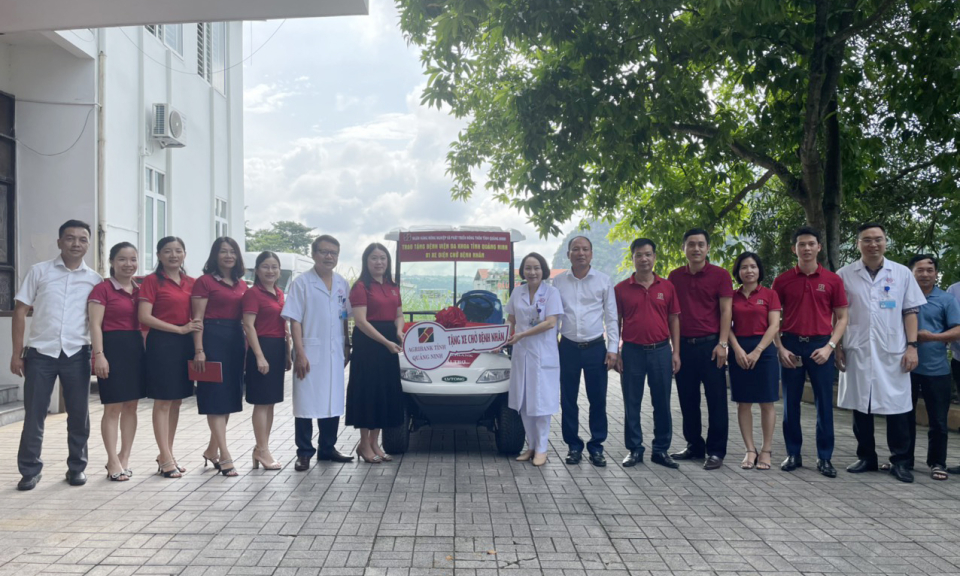 Agribank Quảng Ninh trao tặng xe điện chở bệnh nhân cho Bệnh viện Đa khoa tỉnh 