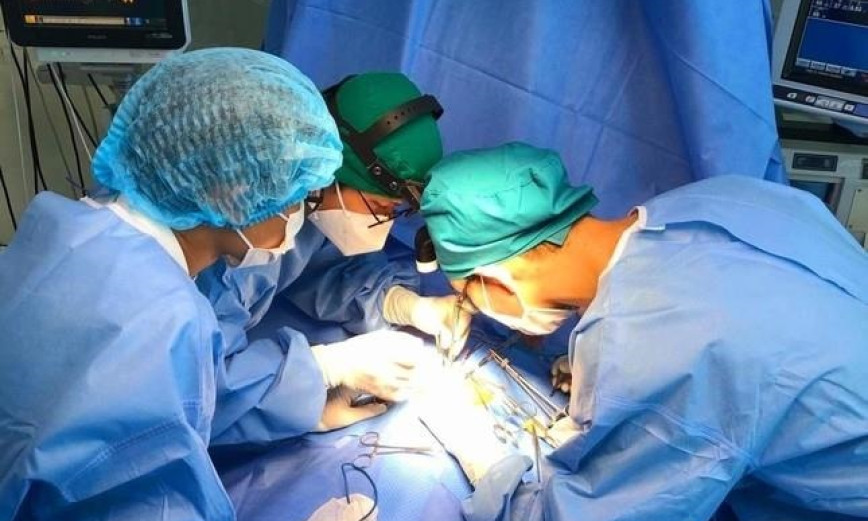 Bé trai sốc phản vệ, nguy kịch do bị ong đốt 40 vết