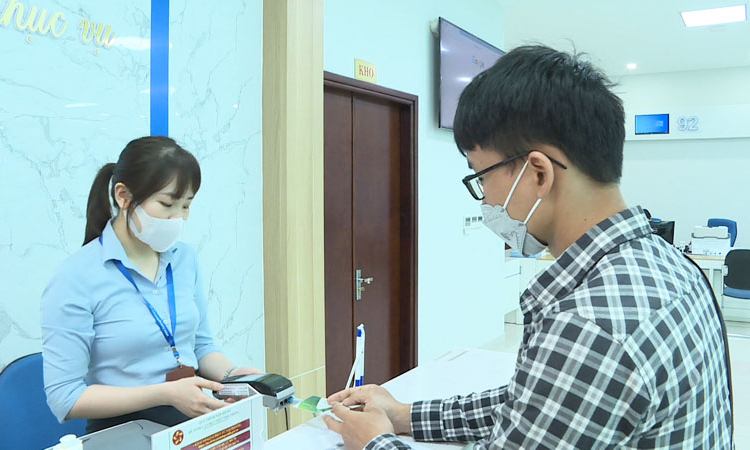 Không dùng tiền mặt trong thanh toán phí, lệ phí thủ tục hành chính