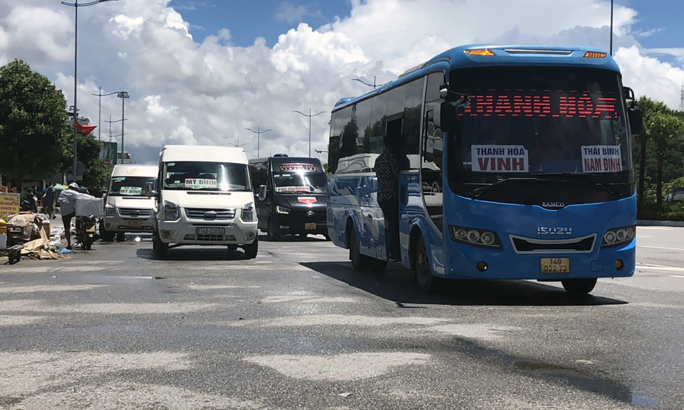 Cần xử lý triệt để nạn "xe dù, bến cóc" tại cổng Bến xe khách Bãi Cháy