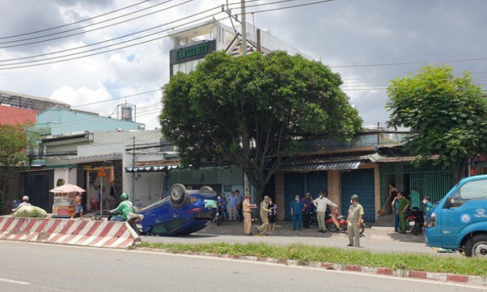 Ô tô lật phơi bụng trên đường, nữ tài xế kêu cứu giữa trưa