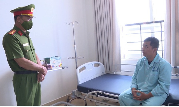 Cứu 5 người mắc kẹt trong đám cháy, 2 chiến sĩ PCCC bị hôn mê