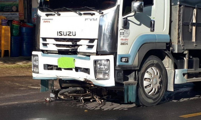 Va chạm với xe tải, một người đi xe máy tử vong tại Hòa Bình