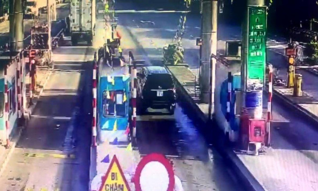 Ô tô tông barie trạm thu phí không dừng: Tài xế, nhà thầu bắt đền lẫn nhau