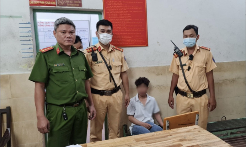 CSGT khống chế tên cướp giật điện thoại
