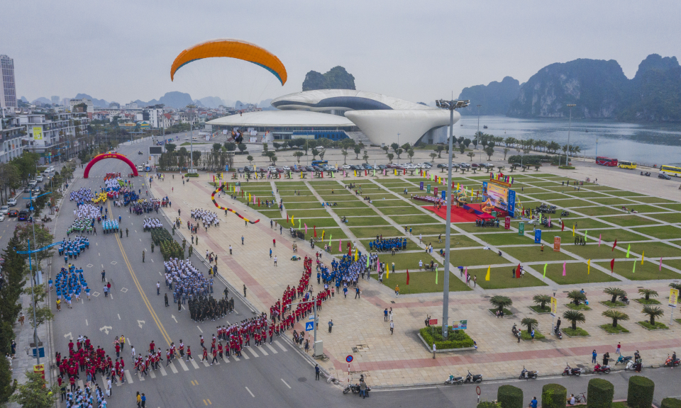 Ngắm Quảng Ninh dưới cánh dù