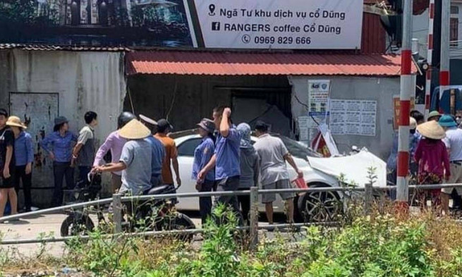 Băng qua đường sắt khi tàu hoả đang đến gần, 2 phụ nữ đi ô tô bị thương