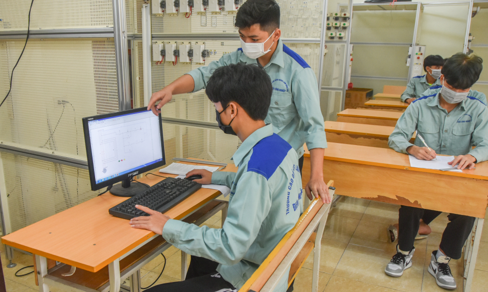 Phát triển nguồn nhân lực đáp ứng yêu cầu phát triển nhanh, bền vững