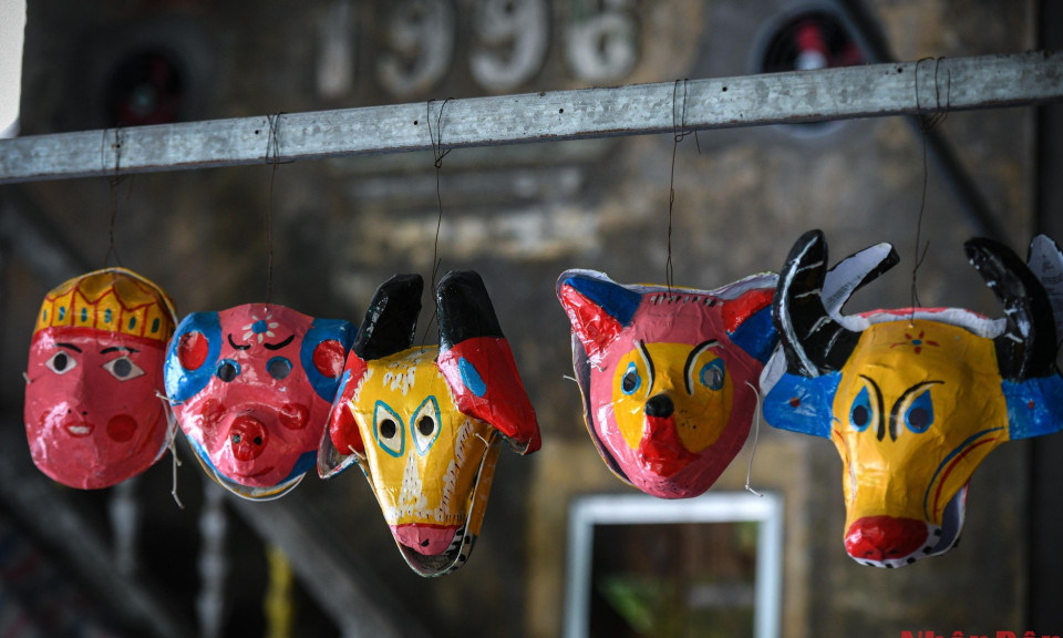 Visiting craft village of making traditional toys for Mid-autumn festival
