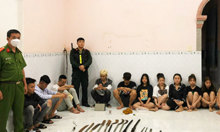 Chơi ma tuý xong, mang hung khí định đi "hỗn chiến"