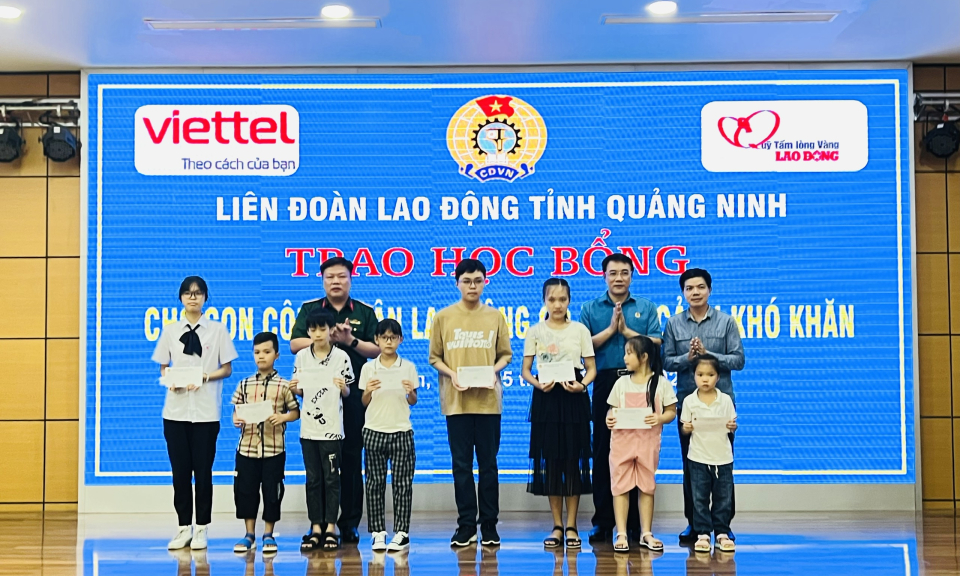 Trao học bổng cho con công nhân có hoàn cảnh khó khăn