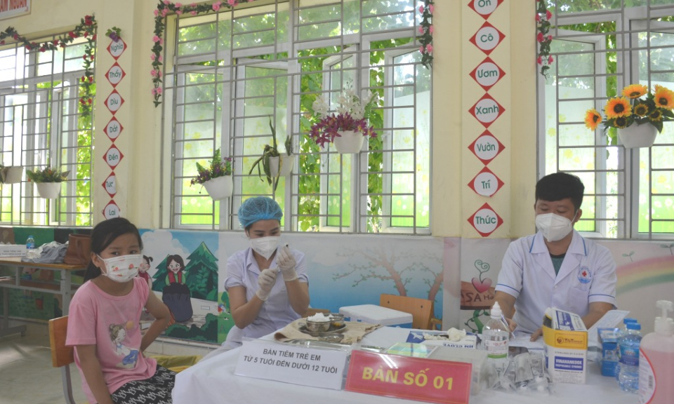 Dồn lực phủ vắc-xin cho học sinh trước năm học mới