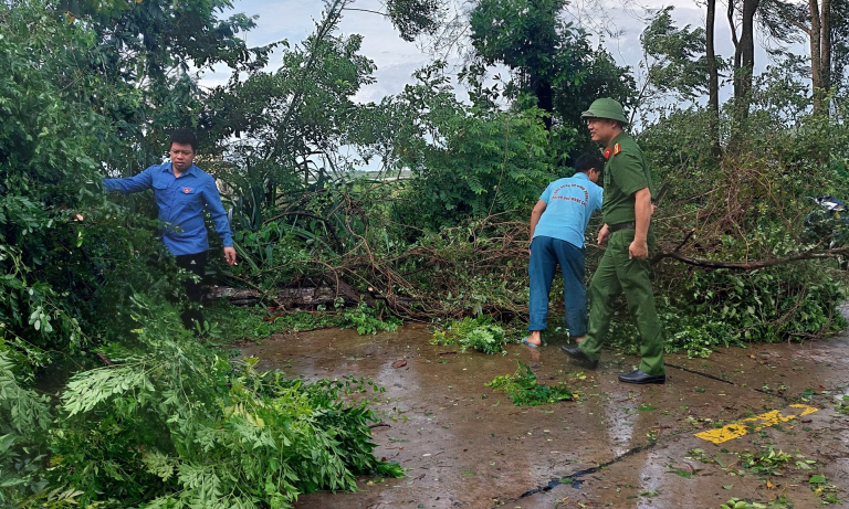 Khẩn trương khắc phục hậu quả bão lũ, ổn định cuộc sống nhân dân 