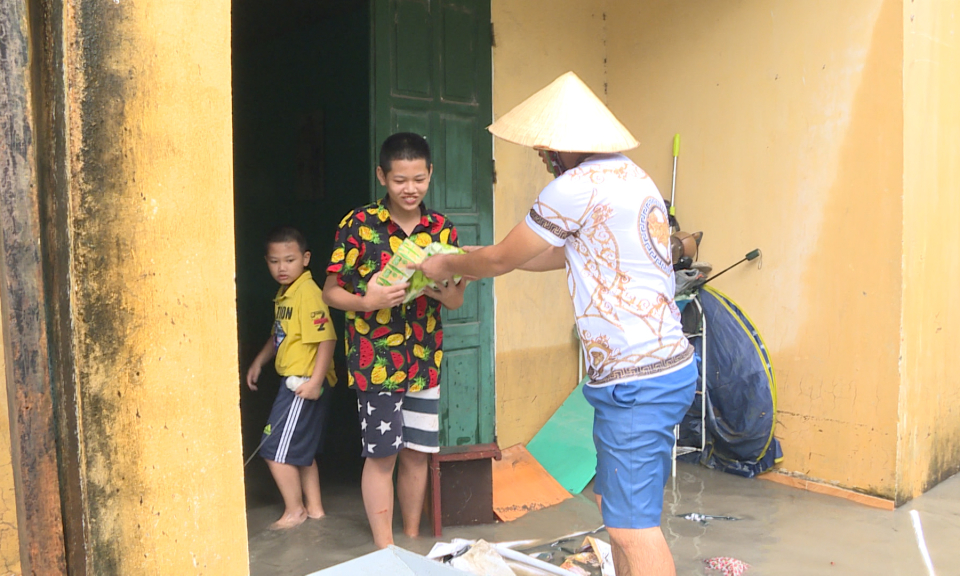 Nghĩa cử cao đẹp trong mưa lũ 