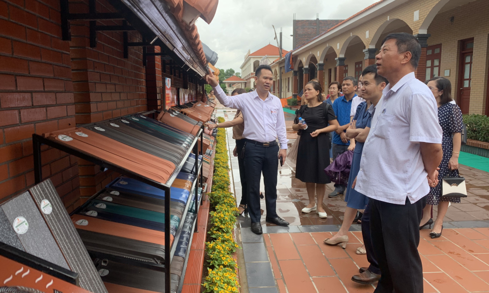 Đoàn đại biểu dự Liên hoan Nghiệp vụ báo chí thực tế tại TX Đông Triều