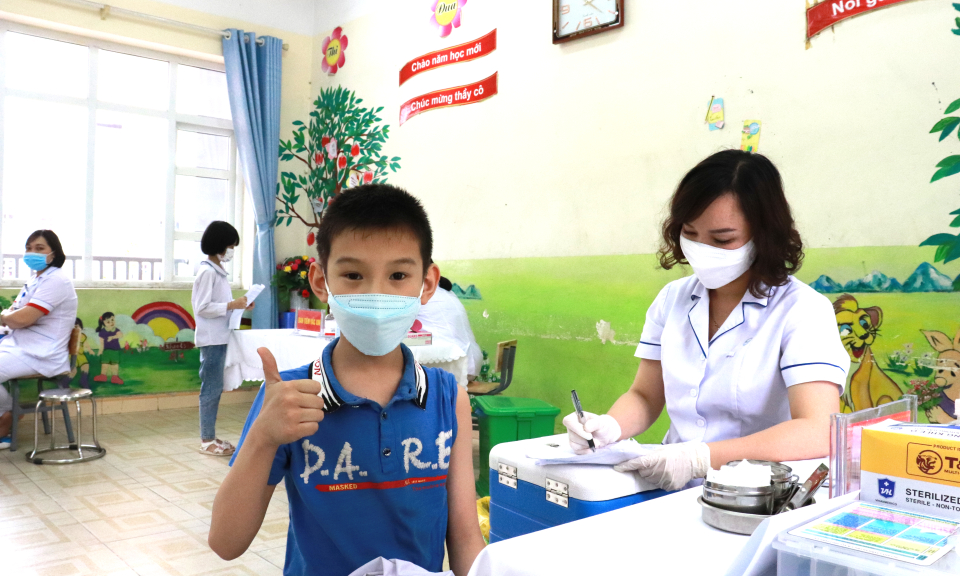 Khẩn trương tổ chức tiêm chủng vắc-xin phòng Covid-19 cho trẻ em và người yếu thế