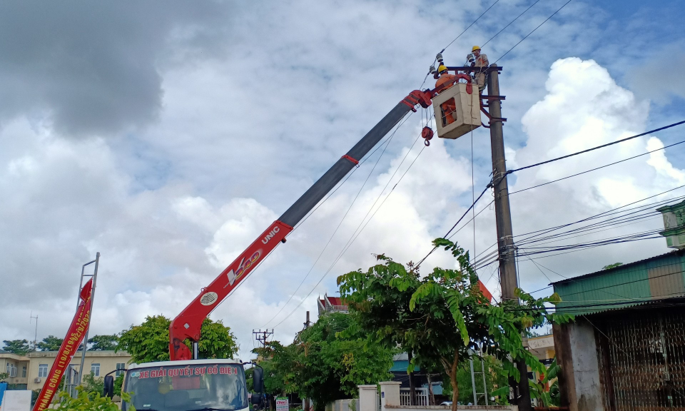 Cấp điện trở lại cho các hộ dân trên đảo Trần