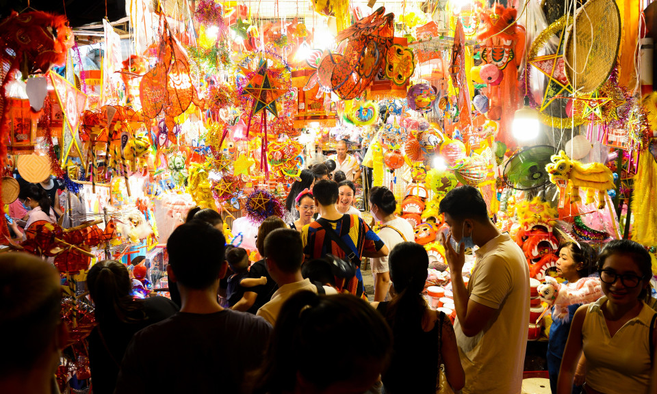 Hang Ma Street bustles ahead of Mid-autumn festival