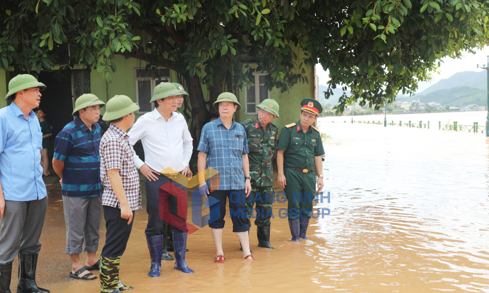 Chủ tịch UBND tỉnh Nguyễn Tường Văn kiểm tra tình hình khắc phục mưa lũ tại huyện Ba Chẽ, tháng 8-2022