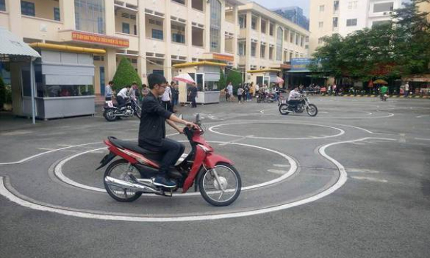 Người bị điếc có được thi bằng lái xe hạng A1 không?