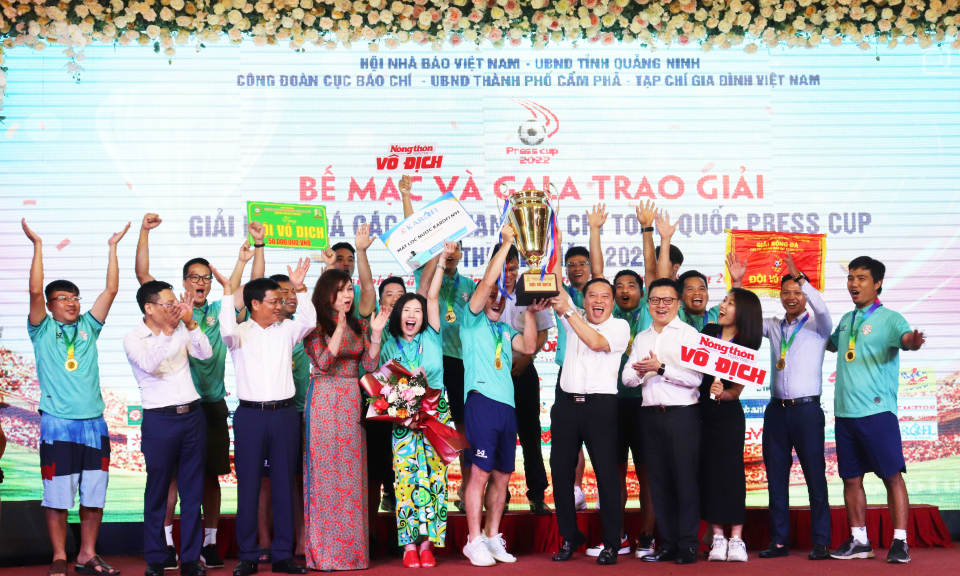 Đội bóng Báo Nông thôn ngày nay giành cúp vô địch tại giải Press Cup lần thứ VI năm 2022