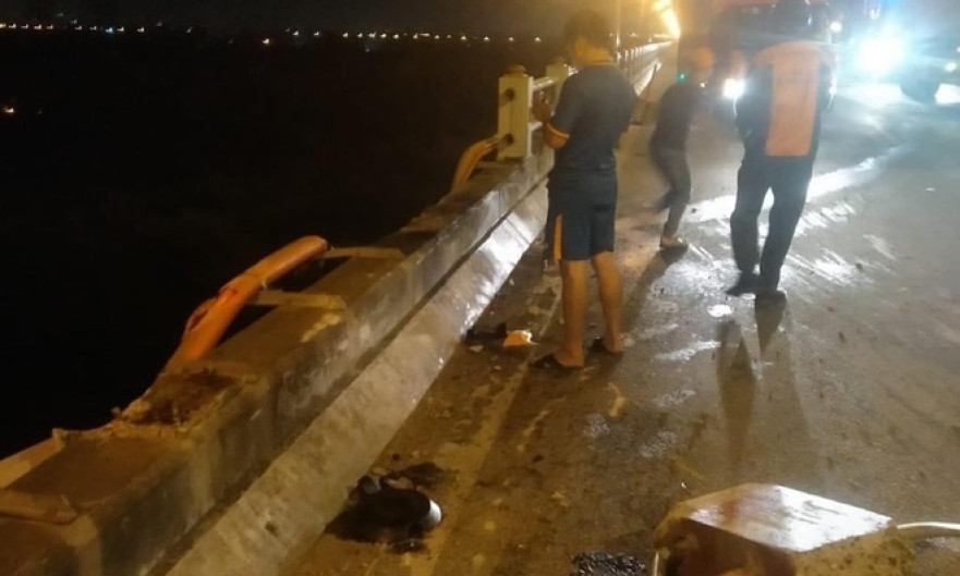 Ôtô tông gãy lan can cầu Thanh Trì rồi lao xuống sông Hồng
