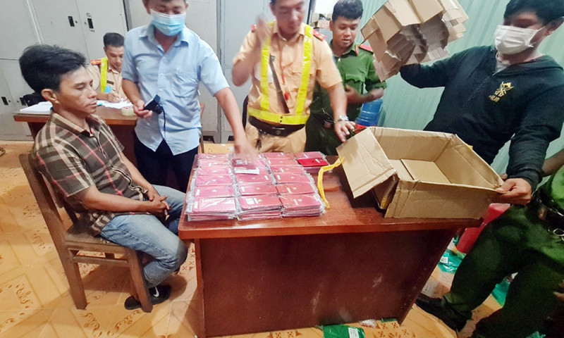 Điều tra mở rộng đường dây vận chuyển hơn 2.000 điện thoại Iphone nhập lậu