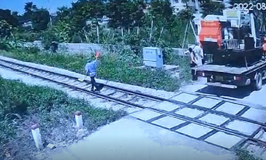 Thót tim chứng kiến nhân viên gác chắn dừng tàu, tránh đâm va với ô tô