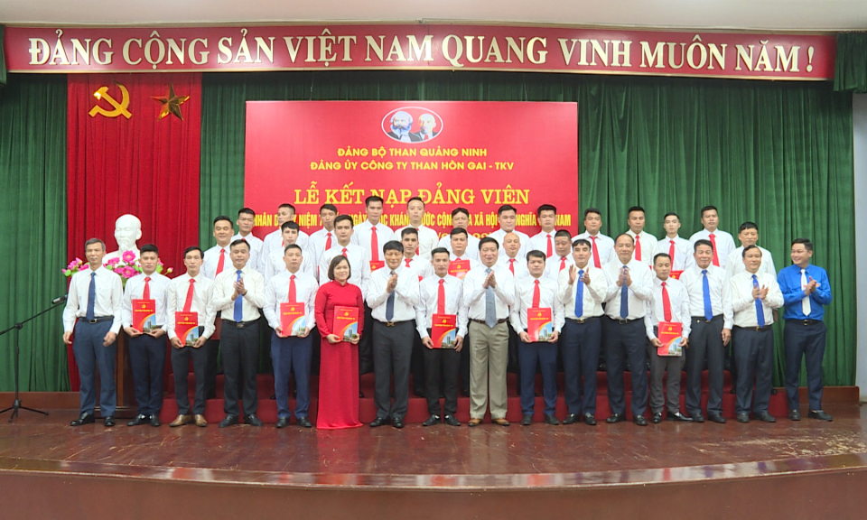 Đảng bộ Công ty Than Hòn Gai dâng hương Đài tưởng niệm các anh hùng liệt sỹ và kết nạp đảng viên