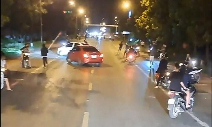 Kinh hoàng vụ hỗn chiến trong đêm giữa hai nhóm thanh niên ở Hà Nội