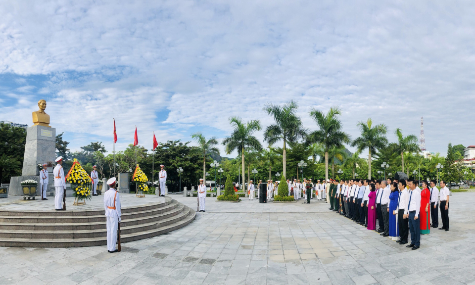 Dâng hương tưởng niệm các Anh hùng liệt sĩ và tượng đài đồng chí Vũ Văn Hiếu