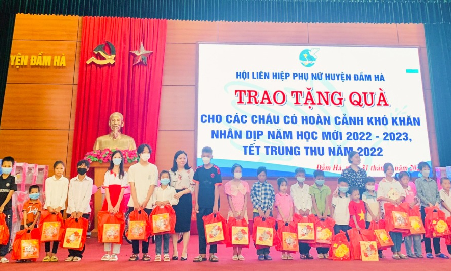 Đầm Hà: Trao quà cho học sinh có hoàn cảnh khó khăn
