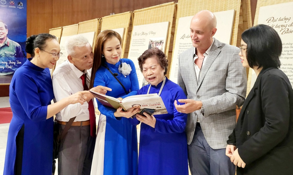 Triển lãm thơ “Theo dấu chân Đại tướng”