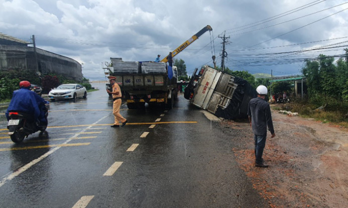 Xe tải lật đè chết hai phụ nữ