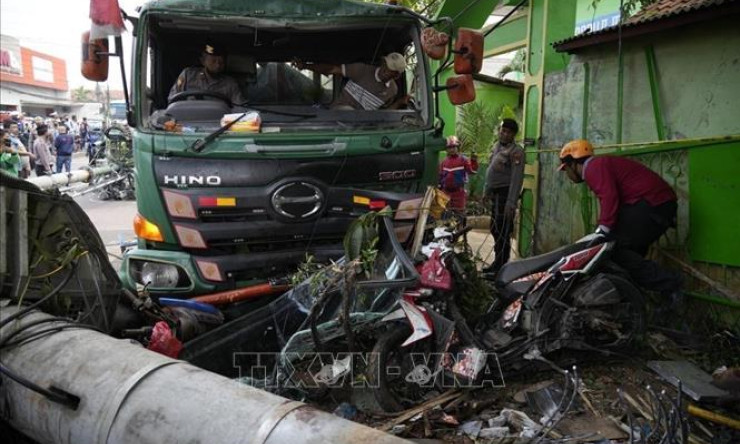Xe tải đâm vào tháp viễn thông ở Indonesia, 10 người thiệt mạng