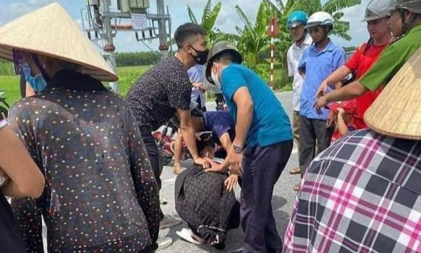 Nam sinh lớp 10 bị đâm tử vong khi đang đi học về