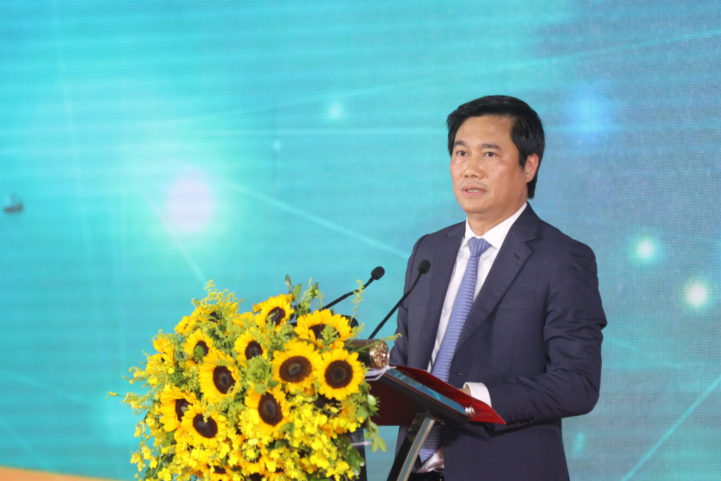 Đồng chí Nguyễn Tường Văn, Phó Bí thư Tỉnh ủy, Chủ tịch UBND tỉnh, phát biểu tại buổi lễ.