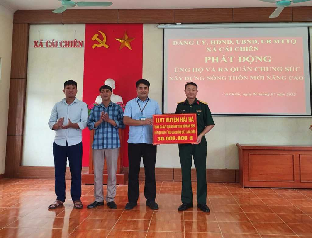 Ban CHQS huyện Hải Hà trao tặng 30 triệu đồng hỗ trợ xã Cái Chiên xây dựng NTM nâng cao.