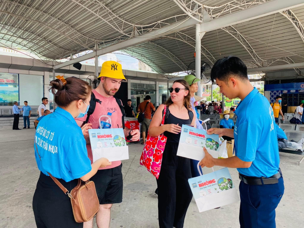 Đoàn công tác huyện Cô Tô tuyên truyền và cung cấp túi giấy thay thế túi ni-lông cho du khách.