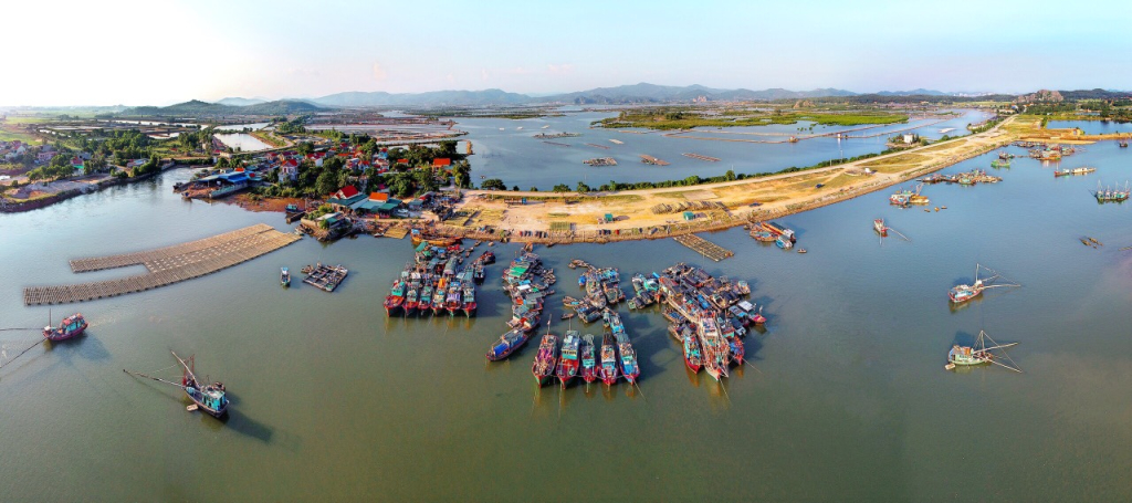 Khu vực neo đậu tàu thuyền Bến cá Cái Giang, phường Tân An, thị xã Quảng Yên.