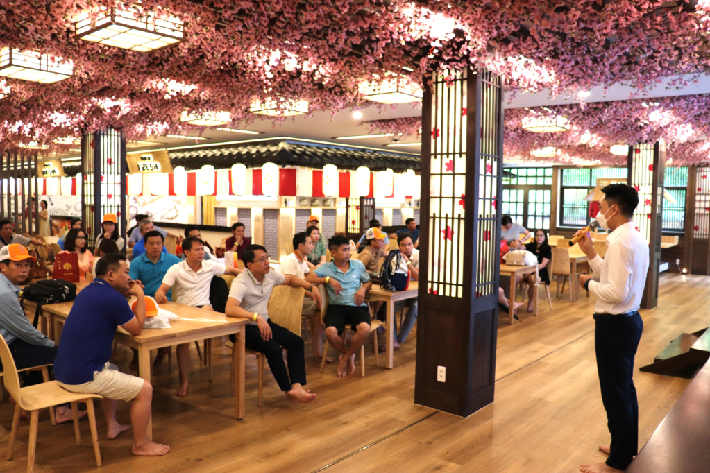 Du khách được giới thiệu những trải nghiệm tại Khu nghỉ dưỡng suối nóng Yoko Onsen Quang Hanh.