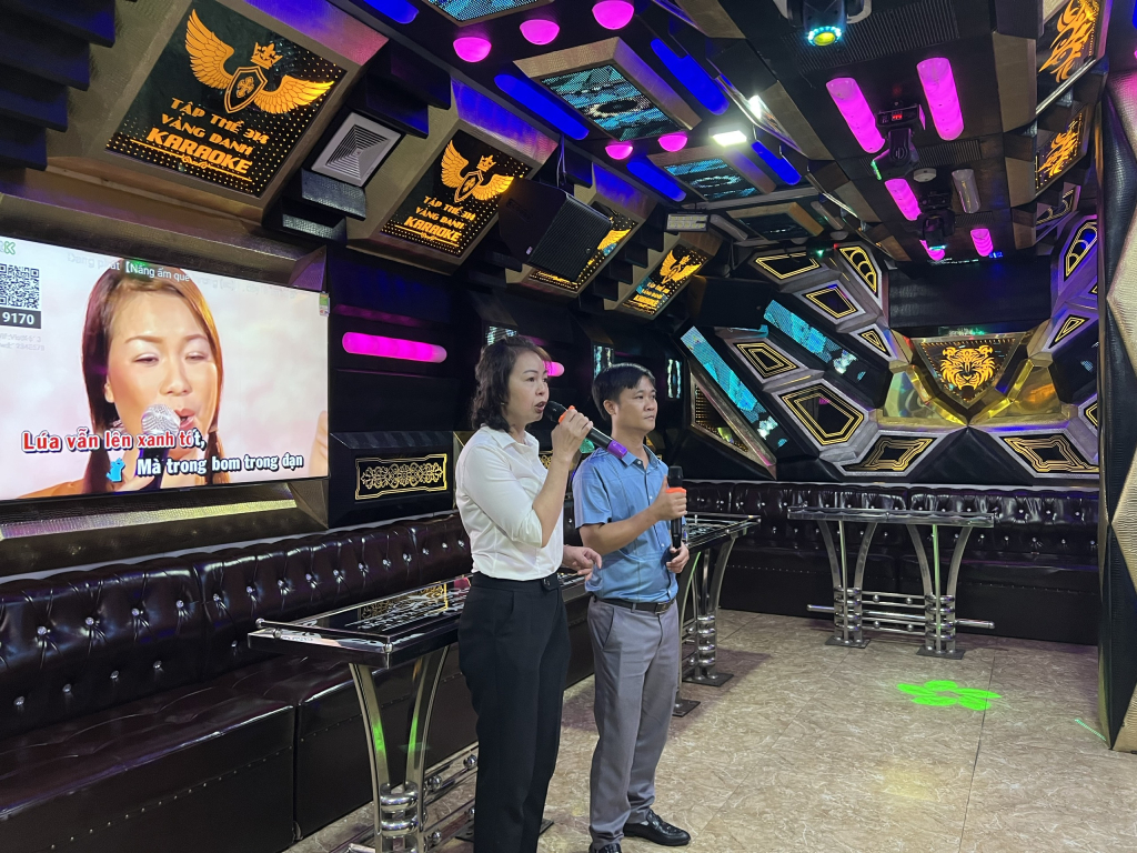Phòng hát karaoke trong khuôn viên khu tập thể.