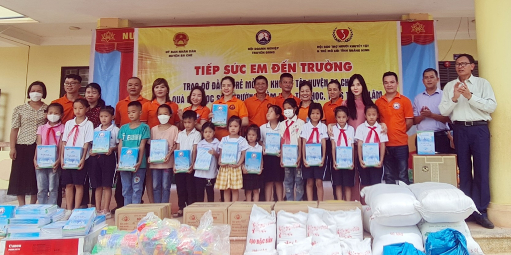 Lãnh đạo Hội Bảo trợ NKT-TMC tỉnh cùng đại diện Hiệp hội Doanh nghiệp Truyền Đăng và UBND huyện Ba Chẽ trao tặng quà cho học sinh Trường Tiểu học và THCS Dân tộc bán trú Thanh Lâm (huyện Ba Chẽ)