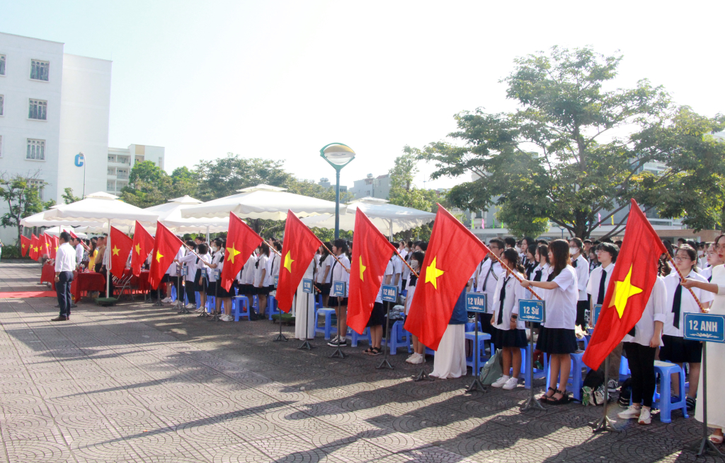 Giáo viên và học sinh Trường THPT Chuyên Hạ Long làm lễ chào cờ.